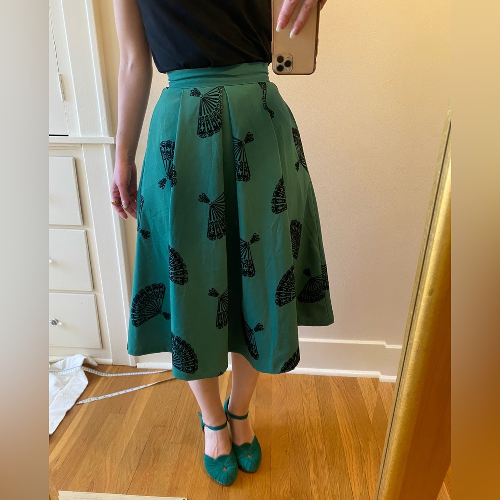 Retro Emerald Green A-Line Skirt with Black Velvet Fan Print